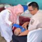 Camat Lubeg Nofiandi Amir meninjau pelaksanaan Posyandu II Kelurahan Kampung Jua Nan XX, Selasa (11/5/2025). (Foto: Ist)