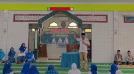 Camat Lubeg Nofiandi Amir saat menghadiri pengajian bulanan BKMT Kecamatan Lubeg di Masjid Raya Banuaran, Rabu (19/2/2025). (Foto: Ist)