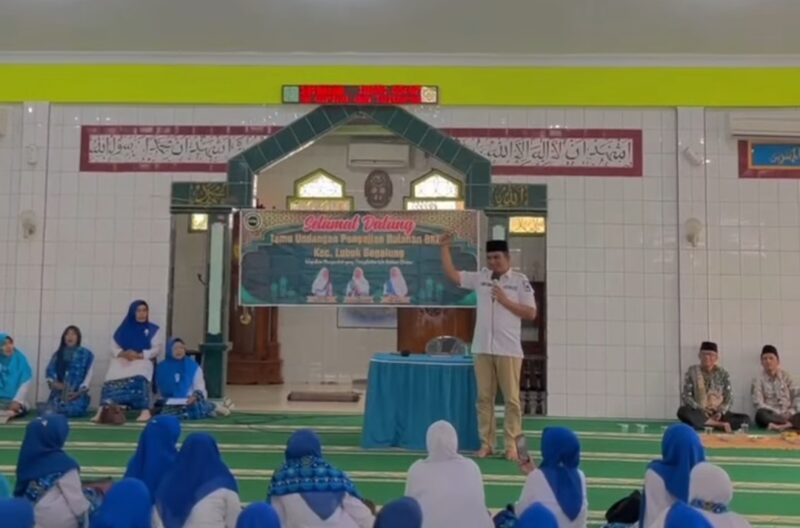 Camat Lubeg Nofiandi Amir saat menghadiri pengajian bulanan BKMT Kecamatan Lubeg di Masjid Raya Banuaran, Rabu (19/2/2025). (Foto: Ist)
