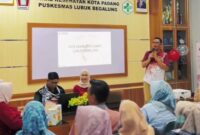 Camat Lubeg, Nofiandi Amir saat sosialisasi pencegahan anemia pada ibu hamil melalui program IRON MOM di Aula Puskesmas Lubuk Begalung, Rabu (5/2/2025). (Foto: Ist)