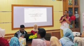 Camat Lubeg, Nofiandi Amir saat sosialisasi pencegahan anemia pada ibu hamil melalui program IRON MOM di Aula Puskesmas Lubuk Begalung, Rabu (5/2/2025). (Foto: Ist)