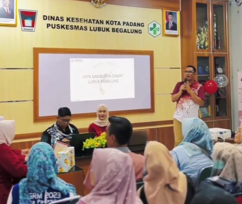Camat Lubeg, Nofiandi Amir saat sosialisasi pencegahan anemia pada ibu hamil melalui program IRON MOM di Aula Puskesmas Lubuk Begalung, Rabu (5/2/2025). (Foto: Ist)