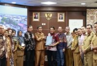 Wakil Ketua DPRD Sumbar, Evi Yandri Rajo Budiman menerima aspirasi DPW Persatuan PPPK (P-PPPK) Sumbar, Senin (20/1/2025). (Foto: DPRD Sumbar)
