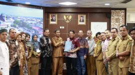 Wakil Ketua DPRD Sumbar, Evi Yandri Rajo Budiman menerima aspirasi DPW Persatuan PPPK (P-PPPK) Sumbar, Senin (20/1/2025). (Foto: DPRD Sumbar)