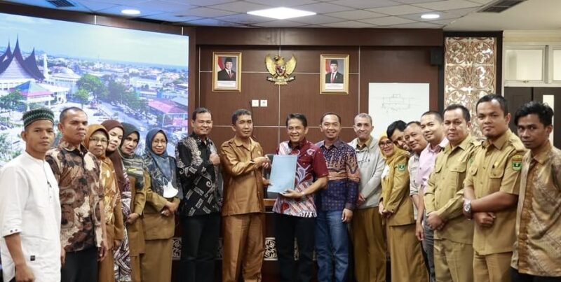 Wakil Ketua DPRD Sumbar, Evi Yandri Rajo Budiman menerima aspirasi DPW Persatuan PPPK (P-PPPK) Sumbar, Senin (20/1/2025). (Foto: DPRD Sumbar)
