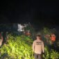 TRC PB BPBD Kota Padang mengevakuasi pohon tumbang di Kelurahan Teluk Kabung Tengah, Kecamatan Bungus. (Foto: BPBD Padang)