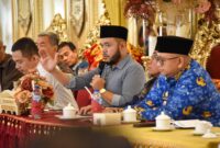 Wali Kota dan Wawako Padang terpilih Fadly Amran dan Maigus Nasir membahas sinkronisasi visi, misi, dan progul bersama jajaran Pemko Padang di Ruang Rapat Rumah Gadang Baiturrahmah, Senin (17/2/2025). (Foto: Prokopim Padang)
