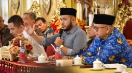 Wali Kota dan Wawako Padang terpilih Fadly Amran dan Maigus Nasir membahas sinkronisasi visi, misi, dan progul bersama jajaran Pemko Padang di Ruang Rapat Rumah Gadang Baiturrahmah, Senin (17/2/2025). (Foto: Prokopim Padang)