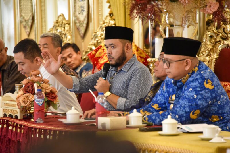 Wali Kota dan Wawako Padang terpilih Fadly Amran dan Maigus Nasir membahas sinkronisasi visi, misi, dan progul bersama jajaran Pemko Padang di Ruang Rapat Rumah Gadang Baiturrahmah, Senin (17/2/2025). (Foto: Prokopim Padang)