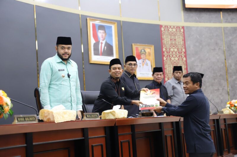 Wali Kota Padang Fadly Amran menghadiri Rapat Paripurna DPRD, Kamis (27/3/2025). (Foto: Prokopim Padang)