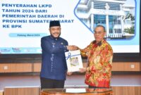Wali Kota Padang Fadly Amran menyerahkan LKPD 2024 kepada Kepala BPK Perwakilan Sumbar Sudarminto Eko Putra di Kantor BPK Sumbar, Selasa (25/3/2025). (Foto: Prokopim Padang)