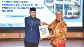 Wali Kota Padang Fadly Amran menyerahkan LKPD 2024 kepada Kepala BPK Perwakilan Sumbar Sudarminto Eko Putra di Kantor BPK Sumbar, Selasa (25/3/2025). (Foto: Prokopim Padang)