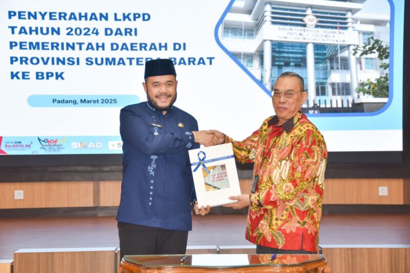 Wali Kota Padang Fadly Amran menyerahkan LKPD 2024 kepada Kepala BPK Perwakilan Sumbar Sudarminto Eko Putra di Kantor BPK Sumbar, Selasa (25/3/2025). (Foto: Prokopim Padang)