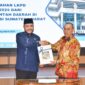Wali Kota Padang Fadly Amran menyerahkan LKPD 2024 kepada Kepala BPK Perwakilan Sumbar Sudarminto Eko Putra di Kantor BPK Sumbar, Selasa (25/3/2025). (Foto: Prokopim Padang)