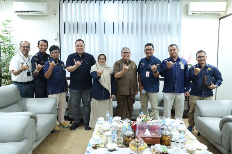 Ketua DPRD Sumbar, Muhidi bersama Wakil Ketua DPRD, Nanda Satria menggelar pertemuan dengan FEBA Sumbar pada Rabu (22/1/2025). (Foto: DPRD Sumbar)