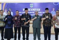 Gubernur Sumbar, Mahyeldi, didampingi Ketua DPRD Sumbar, Muhidi, dan Penjabat (Pj) Wali Kota Padang, Andree Algamar meresmikan BKOM-Pelkes jadi BLUD pada Kamis (30/1/2025). (Foto: DPRD Sumbar)