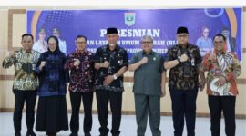 Gubernur Sumbar, Mahyeldi, didampingi Ketua DPRD Sumbar, Muhidi, dan Penjabat (Pj) Wali Kota Padang, Andree Algamar meresmikan BKOM-Pelkes jadi BLUD pada Kamis (30/1/2025). (Foto: DPRD Sumbar)