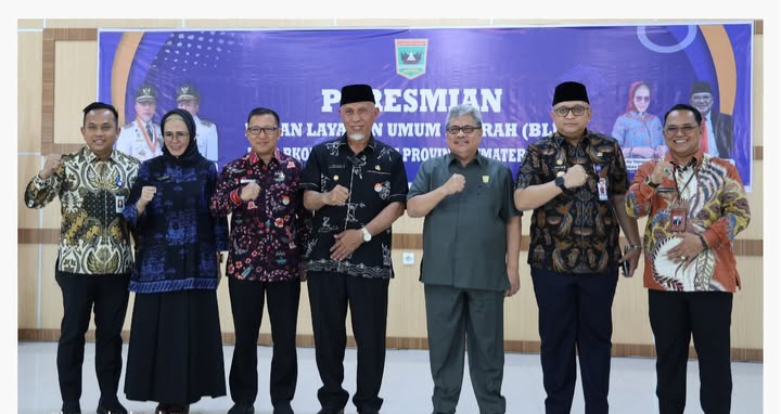 Gubernur Sumbar, Mahyeldi, didampingi Ketua DPRD Sumbar, Muhidi, dan Penjabat (Pj) Wali Kota Padang, Andree Algamar meresmikan BKOM-Pelkes jadi BLUD pada Kamis (30/1/2025). (Foto: DPRD Sumbar)