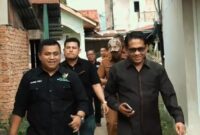 Wakil Ketua DPRD Sumbar, Evi Yandri Rajo Budiman melakukan peninjauan lima titik sungai di Kota Padang pada Selasa (21/1/2025). (Foto: DPRD Sumbar)