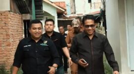 Wakil Ketua DPRD Sumbar, Evi Yandri Rajo Budiman melakukan peninjauan lima titik sungai di Kota Padang pada Selasa (21/1/2025). (Foto: DPRD Sumbar)