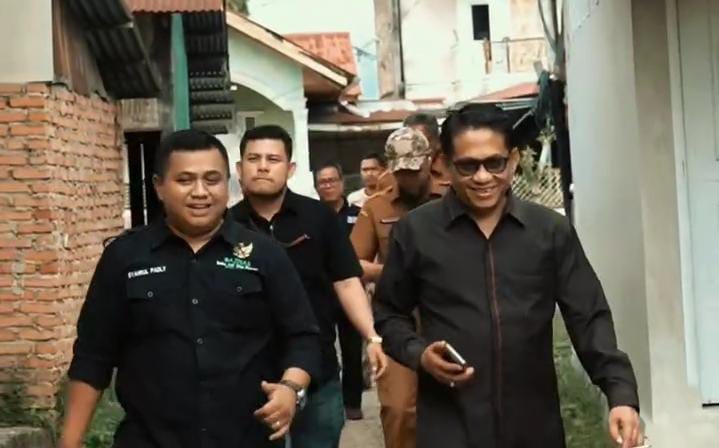 Wakil Ketua DPRD Sumbar, Evi Yandri Rajo Budiman melakukan peninjauan lima titik sungai di Kota Padang pada Selasa (21/1/2025). (Foto: DPRD Sumbar)