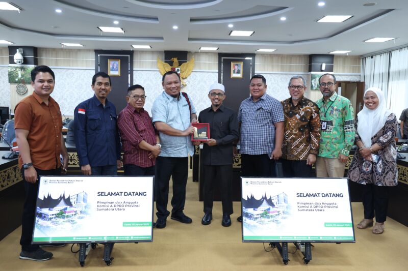 DPRD Sumbar menyambut kunjungan kerja pimpinan dan anggota Komisi A DPRD Sumut pada Kamis (30/1/2025). (Foto: DPRD Sumbar)