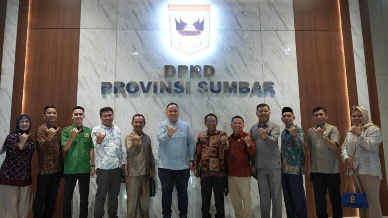 Wakil Ketua DPRD Sumbar, Nanda Satria, menerima kunjungan studi banding Bamus DPRD Jambi pada Jumat (31/1/2025). (Foto: DPRD Sumbar)