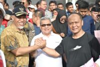 Ketua DPRD Sumbar, Muhidi menghadiri Festival Makan Durian Basamo di Jalan Sudirman, Kota Padang, Minggu (2/2/2025). (Foto: DPRD Sumbar)
