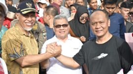 Ketua DPRD Sumbar, Muhidi menghadiri Festival Makan Durian Basamo di Jalan Sudirman, Kota Padang, Minggu (2/2/2025). (Foto: DPRD Sumbar)