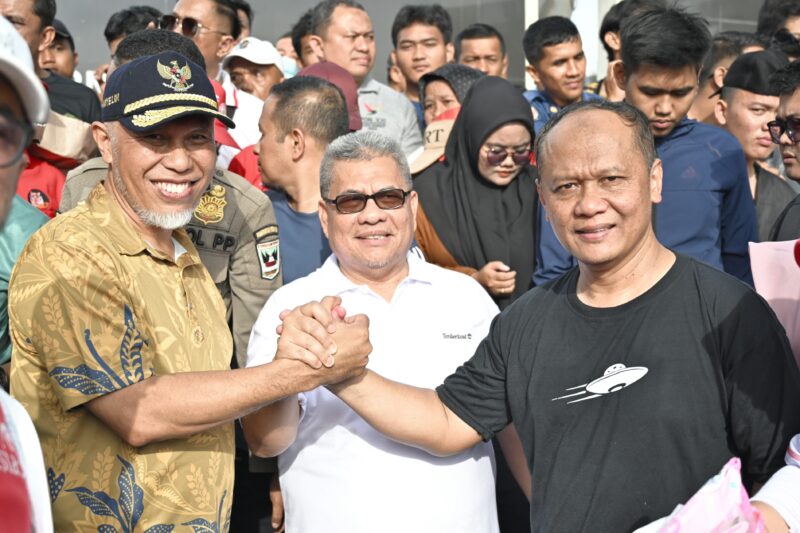 Ketua DPRD Sumbar, Muhidi menghadiri Festival Makan Durian Basamo di Jalan Sudirman, Kota Padang, Minggu (2/2/2025). (Foto: DPRD Sumbar)
