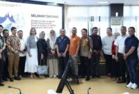 Kepala Sub-bagian Keuangan Sekretariat DPRD Sumbar, Yasmin menerima kunjungan kerja pimpinan dan anggota Banmus DPRD Kabupaten Batu Bara, Jumat (7/2/2025). (Foto: DPRD Sumbar)