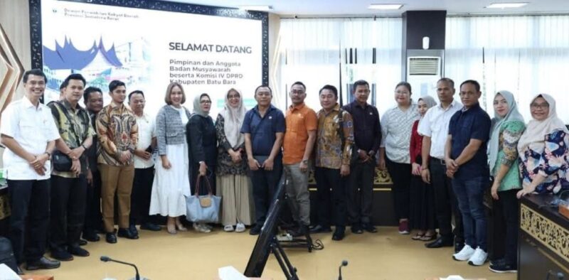 Kepala Sub-bagian Keuangan Sekretariat DPRD Sumbar, Yasmin menerima kunjungan kerja pimpinan dan anggota Banmus DPRD Kabupaten Batu Bara, Jumat (7/2/2025). (Foto: DPRD Sumbar)