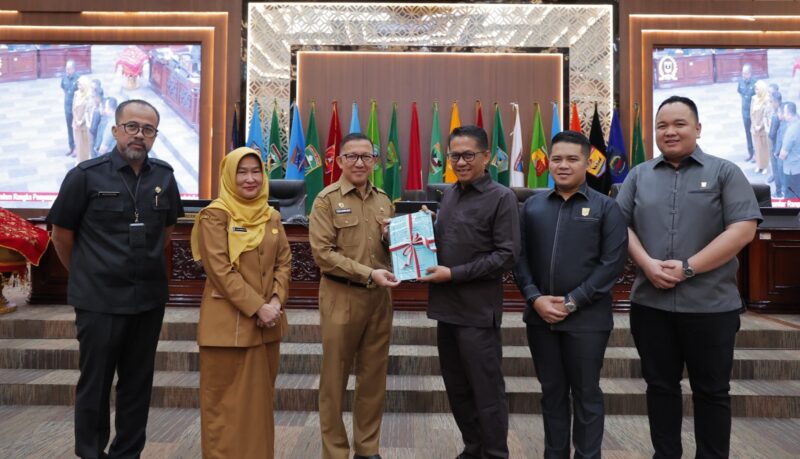 DPRD Sumbar menggelar rapat paripurna untuk membahas nota pengantar Ranperda tentang SPBE pada Senin (10/2/2025). (Foto: DPRD Sumbar)