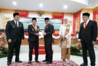 Bupati Eka Putra menyampaikan Nota Pengantar Bupati Tanah Datar tentang LKPj Tahun 2024 pada Rapat Paripurna DPRD Kabupaten Tanah Datar, Rabu (5/3/2025). (Foto: Prokopim Padang)