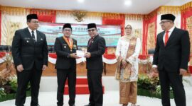 Bupati Eka Putra menyampaikan Nota Pengantar Bupati Tanah Datar tentang LKPj Tahun 2024 pada Rapat Paripurna DPRD Kabupaten Tanah Datar, Rabu (5/3/2025). (Foto: Prokopim Padang)