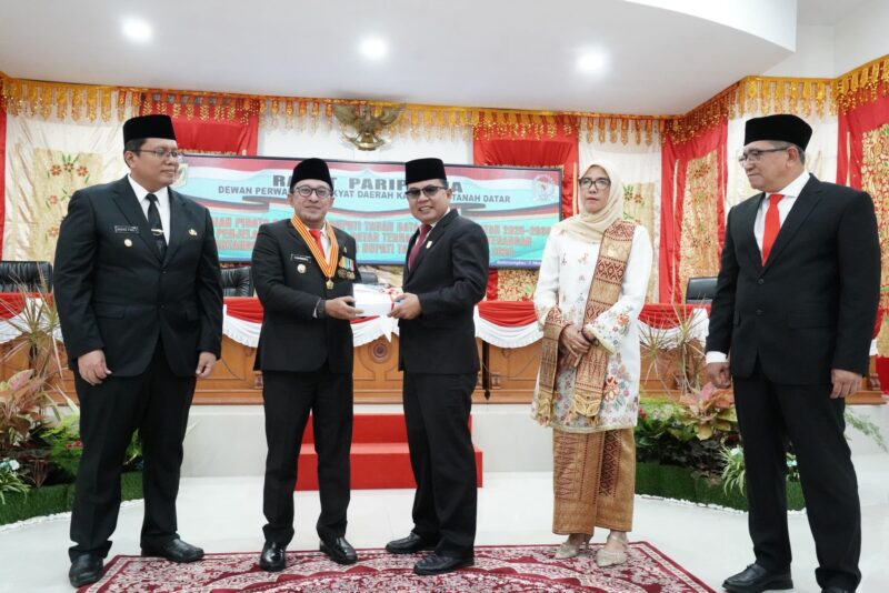 Bupati Eka Putra menyampaikan Nota Pengantar Bupati Tanah Datar tentang LKPj Tahun 2024 pada Rapat Paripurna DPRD Kabupaten Tanah Datar, Rabu (5/3/2025). (Foto: Prokopim Padang)