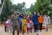 Bupati Dharmasraya, Annisa Suci Ramadhani meninjau lokasi banjir di Nagari Abai Siat, Kecamatan Koto Besar, Senin (3/3/2025). (Foto: Pemkab Dharmasraya)