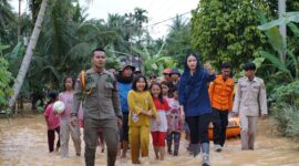 Bupati Dharmasraya, Annisa Suci Ramadhani meninjau lokasi banjir di Nagari Abai Siat, Kecamatan Koto Besar, Senin (3/3/2025). (Foto: Pemkab Dharmasraya)