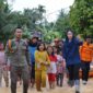 Bupati Dharmasraya, Annisa Suci Ramadhani meninjau lokasi banjir di Nagari Abai Siat, Kecamatan Koto Besar, Senin (3/3/2025). (Foto: Pemkab Dharmasraya)