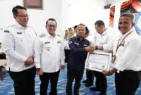 Penyerahan Anugerah Predikat Penilaian Kepatuhan Penyelenggaraan Pelayanan oleh Ombudsman RI, Rabu (19/3/2025). (Foto: Prokopim Tanah Datar)