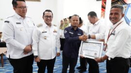 Penyerahan Anugerah Predikat Penilaian Kepatuhan Penyelenggaraan Pelayanan oleh Ombudsman RI, Rabu (19/3/2025). (Foto: Prokopim Tanah Datar)