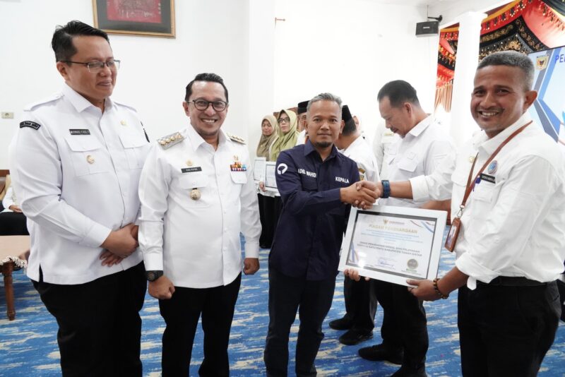 Penyerahan Anugerah Predikat Penilaian Kepatuhan Penyelenggaraan Pelayanan oleh Ombudsman RI, Rabu (19/3/2025). (Foto: Prokopim Tanah Datar)