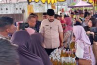 Wali Kota Padang Fadly Amran meninjau pasar murah  di Jalan Asra RT 01 RW 04, Kelurahan Dadok Tunggul Hitam, Kecamatan Koto Tangah, Selasa (4/3/2025). (Foto: Diskominfo Padang)
