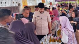 Wali Kota Padang Fadly Amran meninjau pasar murah  di Jalan Asra RT 01 RW 04, Kelurahan Dadok Tunggul Hitam, Kecamatan Koto Tangah, Selasa (4/3/2025). (Foto: Diskominfo Padang)