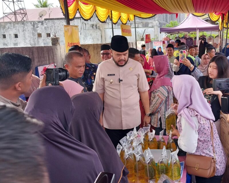 Wali Kota Padang Fadly Amran meninjau pasar murah  di Jalan Asra RT 01 RW 04, Kelurahan Dadok Tunggul Hitam, Kecamatan Koto Tangah, Selasa (4/3/2025). (Foto: Diskominfo Padang)