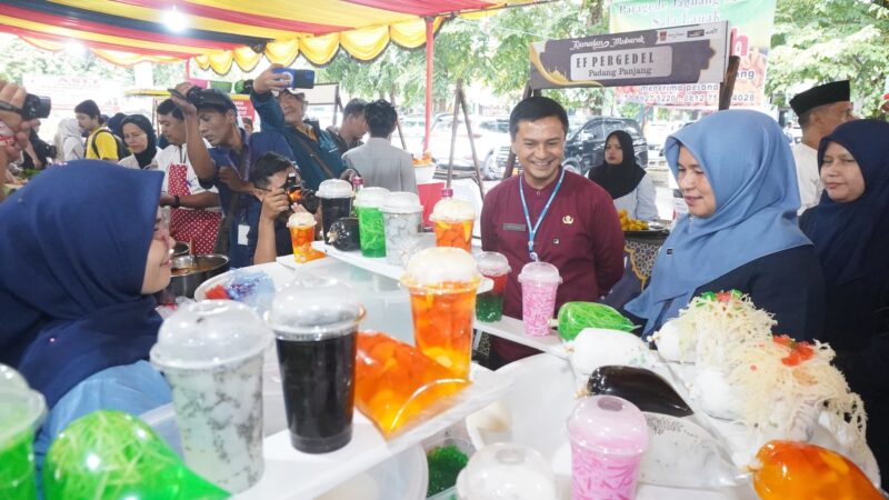 Asisten II Bidang Perekonomian dan Pembangunan Setda Padang, Didi Aryadi memantau Pasar Pabukoan di RTH Imam Bonjol, Senin (4/3/2025). (Foto: Diskominfo Padang)