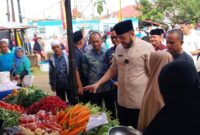 Wali Kota Padang Fadly Amran meninjau pasar murah  di Jalan Asra RT 01 RW 04, Kelurahan Dadok Tunggul Hitam, Kecamatan Koto Tangah, Selasa (4/3/2025). (Foto: Diskominfo Padang)