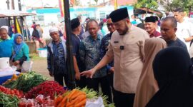 Wali Kota Padang Fadly Amran meninjau pasar murah  di Jalan Asra RT 01 RW 04, Kelurahan Dadok Tunggul Hitam, Kecamatan Koto Tangah, Selasa (4/3/2025). (Foto: Diskominfo Padang)