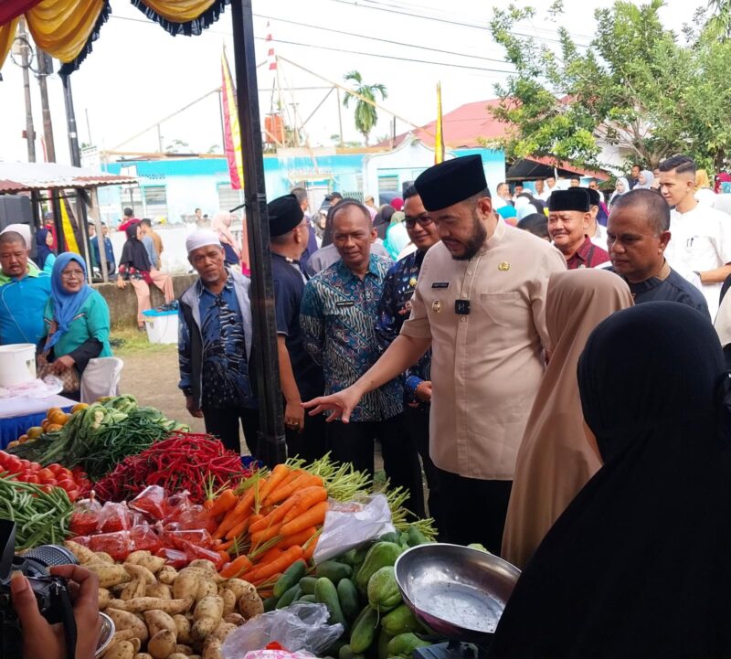 Wali Kota Padang Fadly Amran meninjau pasar murah  di Jalan Asra RT 01 RW 04, Kelurahan Dadok Tunggul Hitam, Kecamatan Koto Tangah, Selasa (4/3/2025). (Foto: Diskominfo Padang)