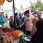 Wali Kota Padang Fadly Amran meninjau pasar murah  di Jalan Asra RT 01 RW 04, Kelurahan Dadok Tunggul Hitam, Kecamatan Koto Tangah, Selasa (4/3/2025). (Foto: Diskominfo Padang)
